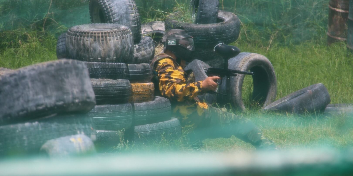 漆彈水彈場玩家躲在掩體後方