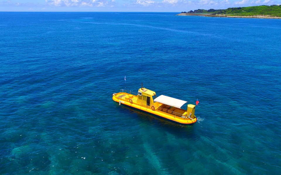 後壁湖半潛艇在海上航行