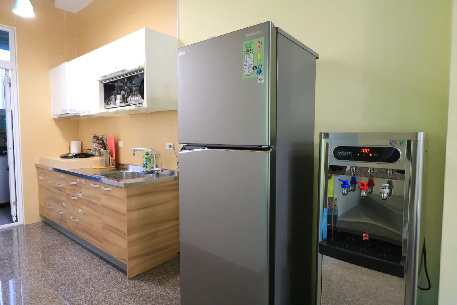 廚房流理台、冰箱與飲水機