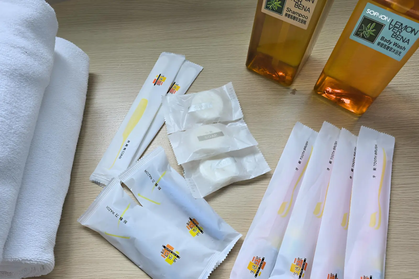 毛巾與盥洗備品組合