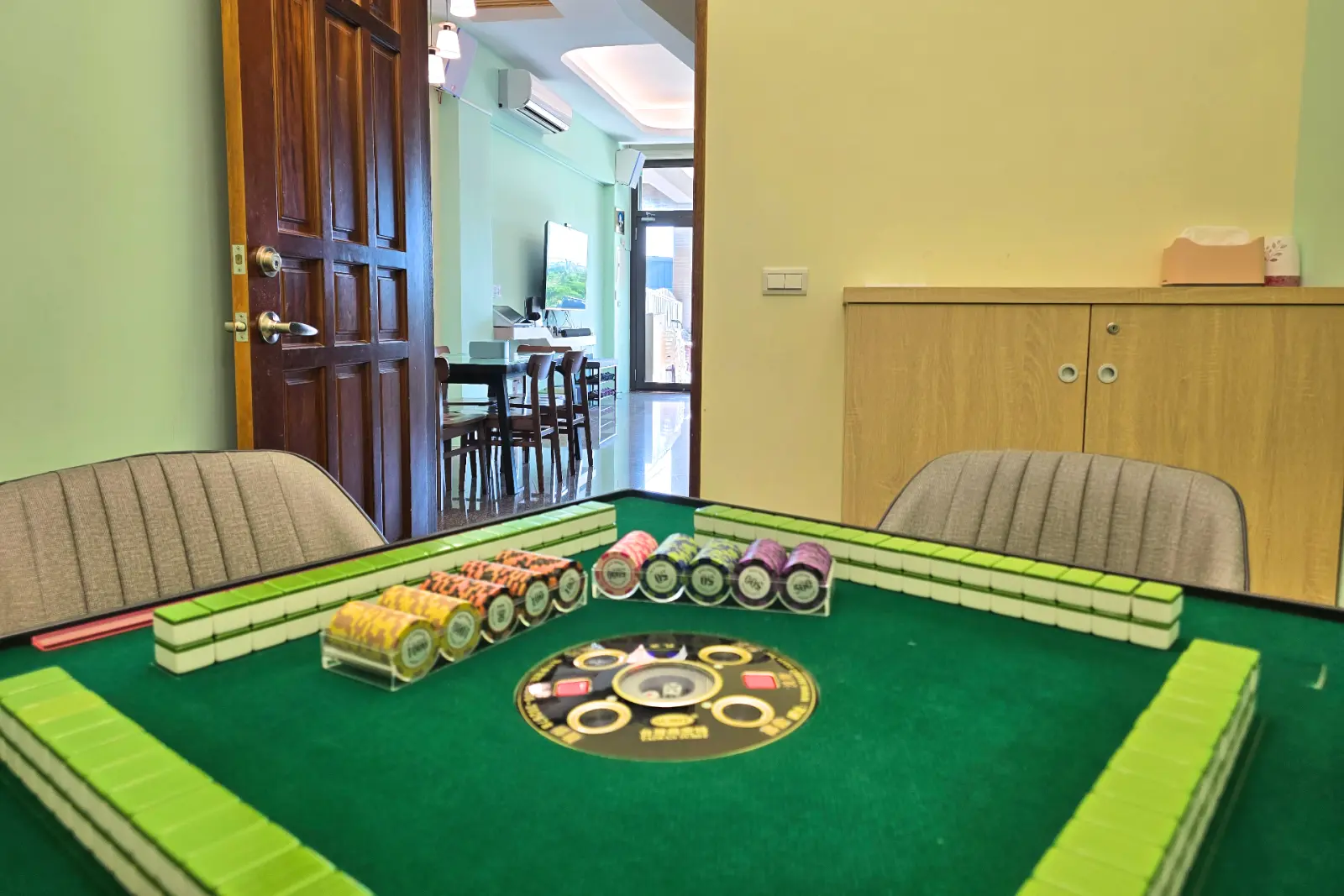 電動麻將桌與麻將牌