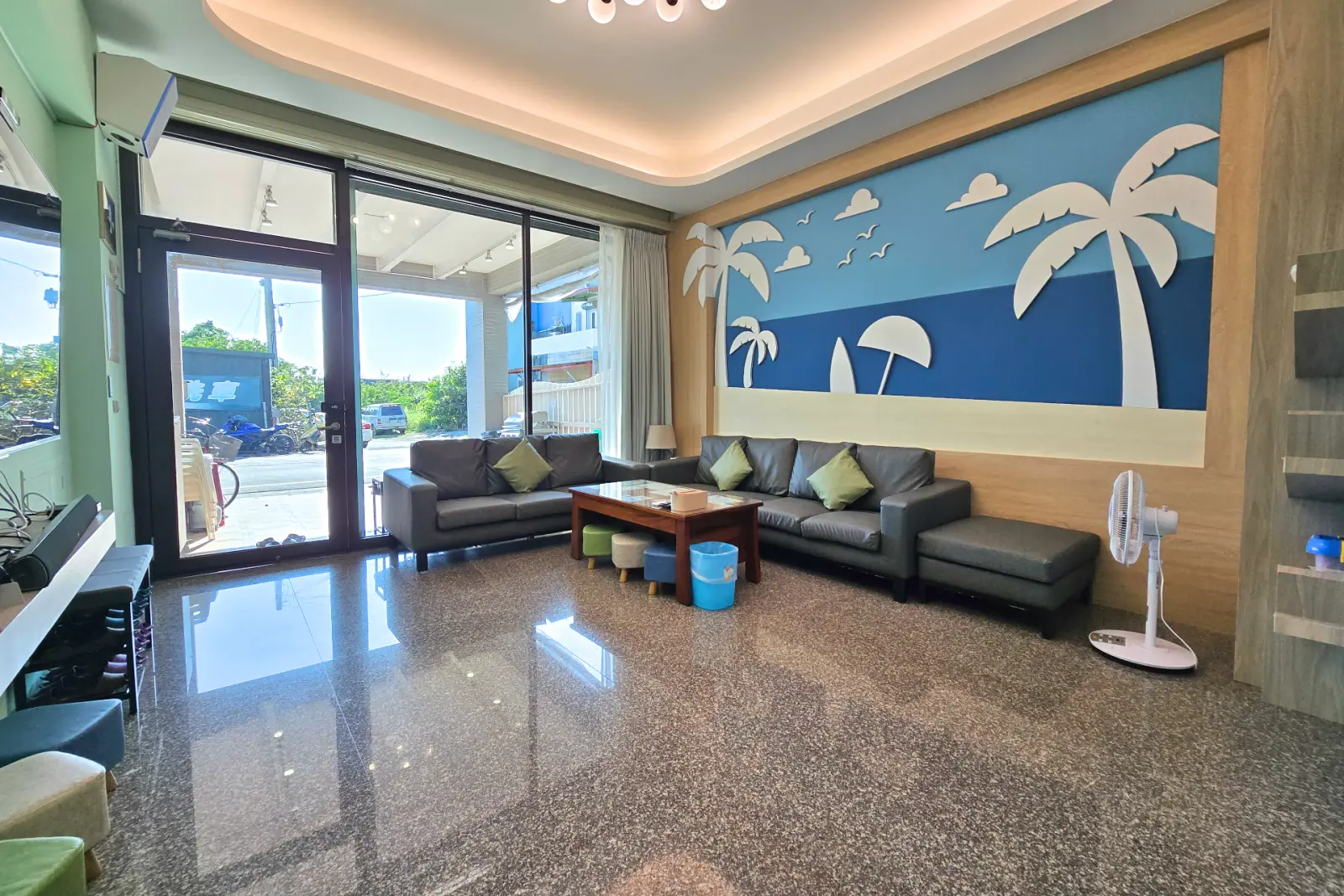 啾來玩包棟大廳，落地門、L型沙發與電視牆