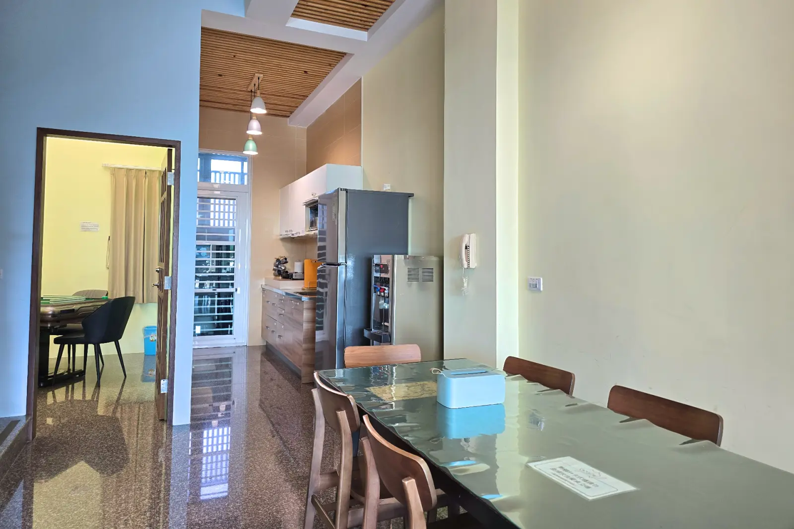 啾來玩包棟長桌餐區與通往廚房的公共空間