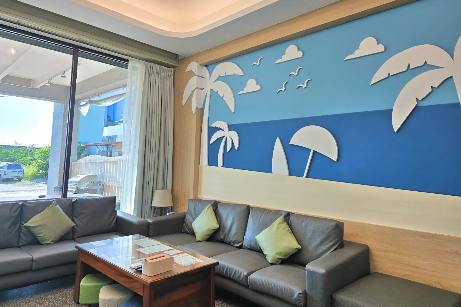 啾來玩包棟大廳，沙發區與窗邊採光