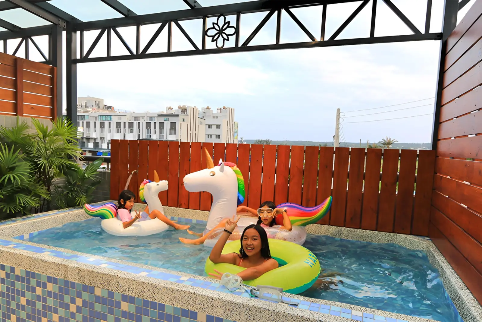 啾來玩包棟二樓陽台戲水池與漂浮玩具