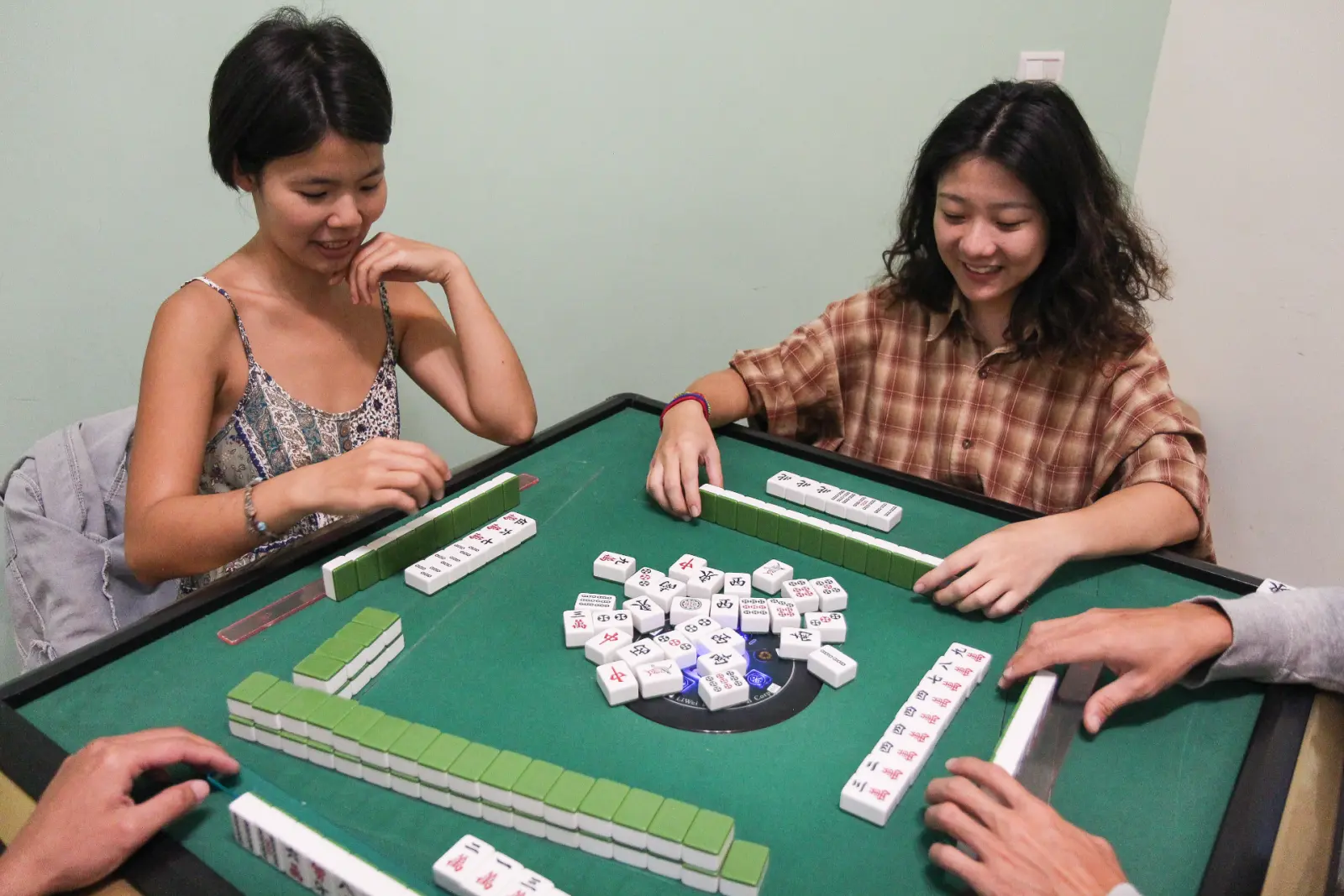 親友在啾來玩包棟麻將桌打牌