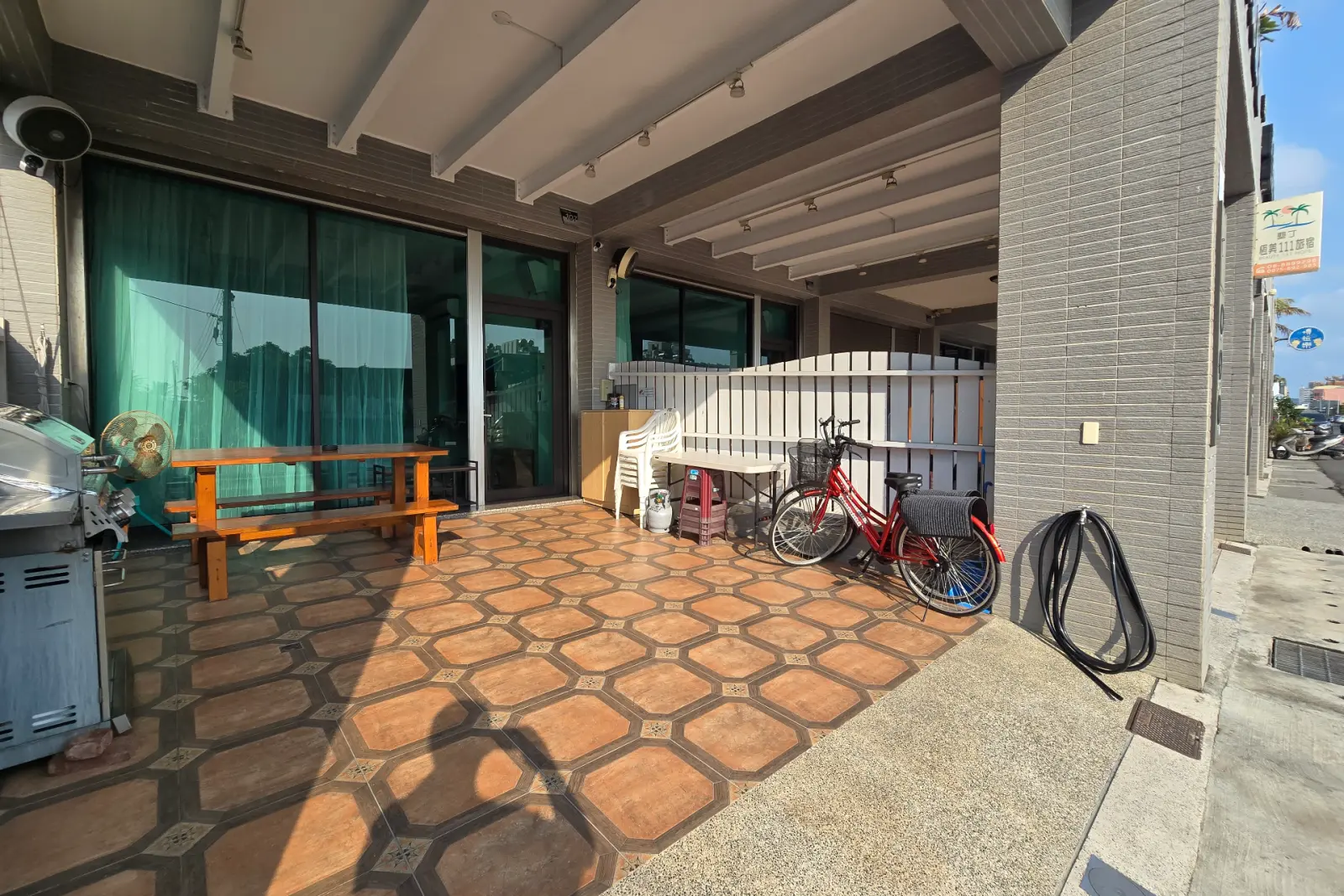 啾來玩包棟前庭烤肉區，烤肉架與洗手台