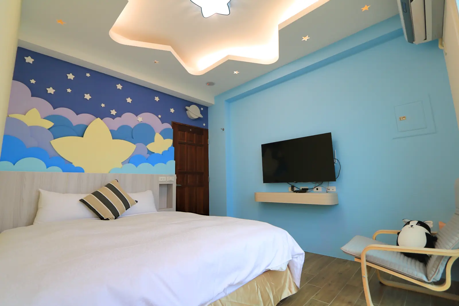 305棉棉星雙人房，電視與藍色主題牆面