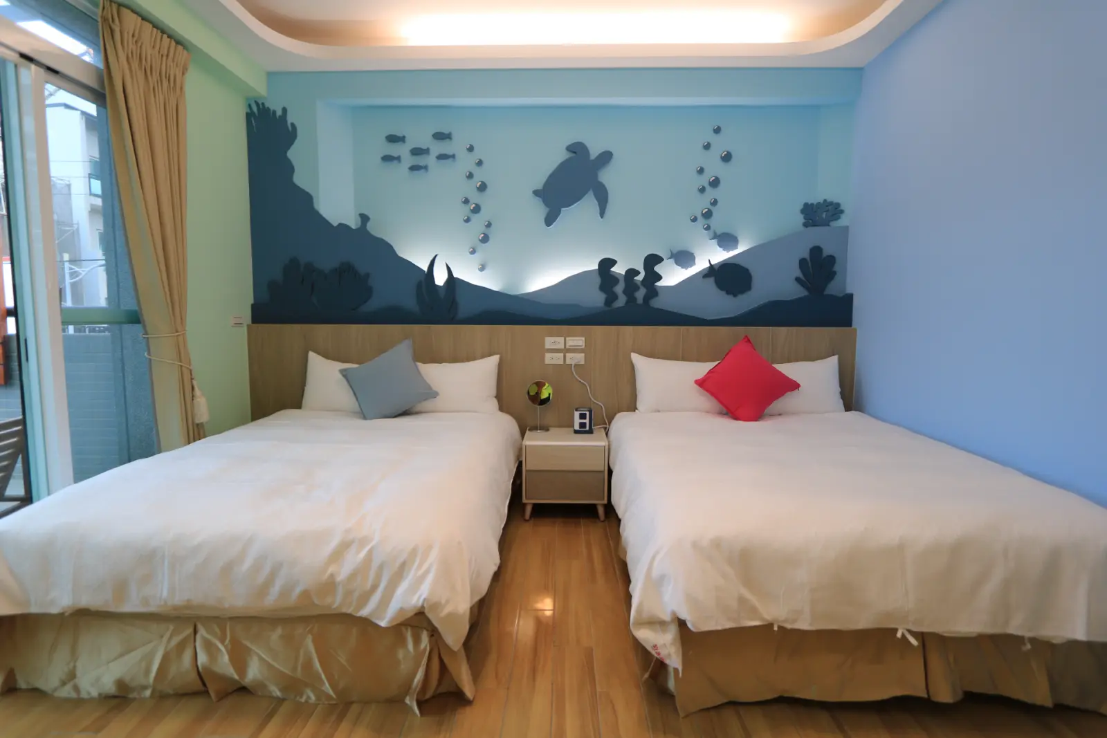 202小黑喵三人房，雙床配置與貓咪主題壁畫