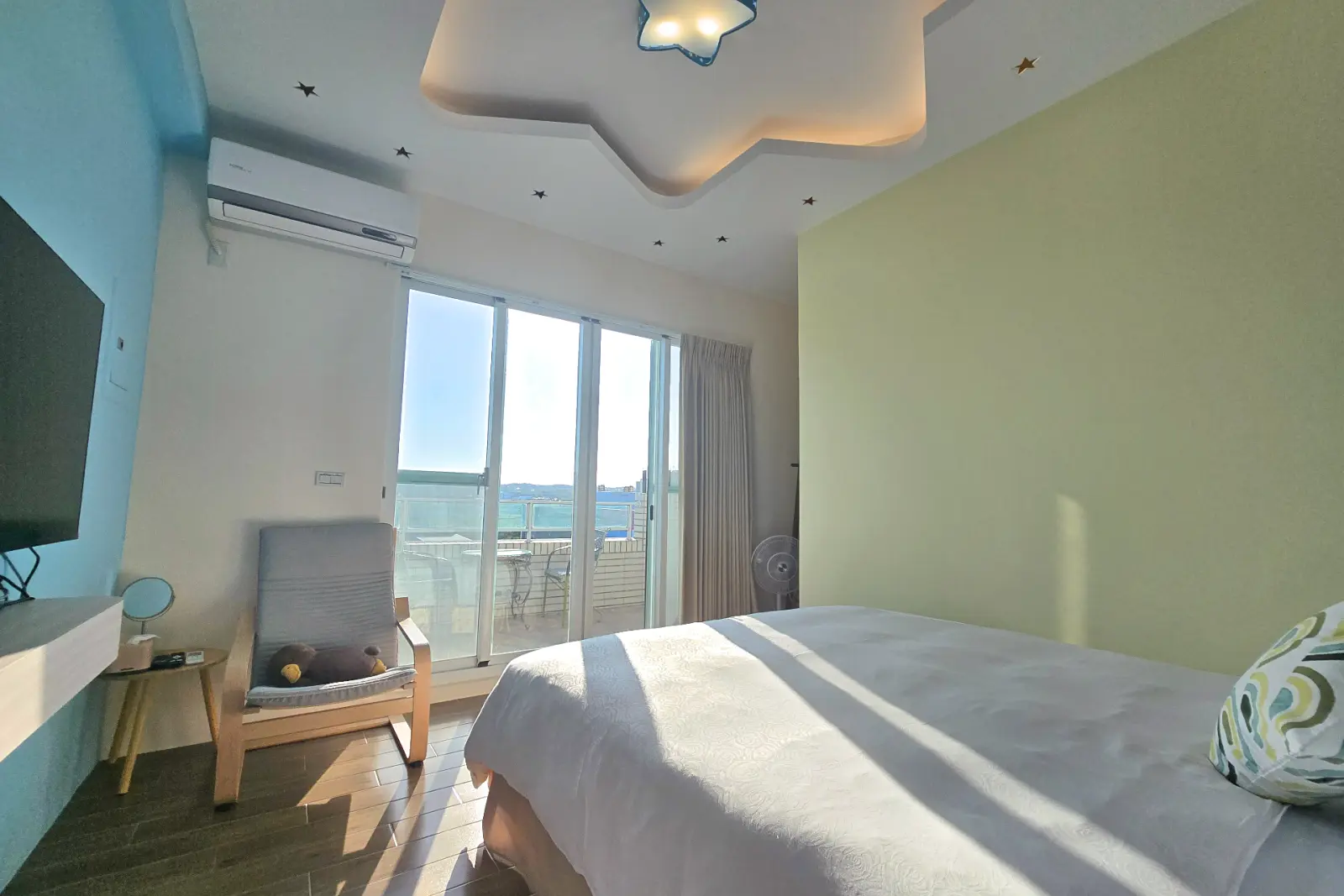305棉棉星雙人房，床鋪與陽台落地窗