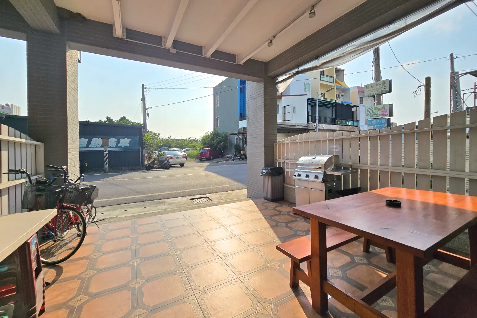 啾來玩包棟大廳，長桌餐桌與通往廚房的公共空間