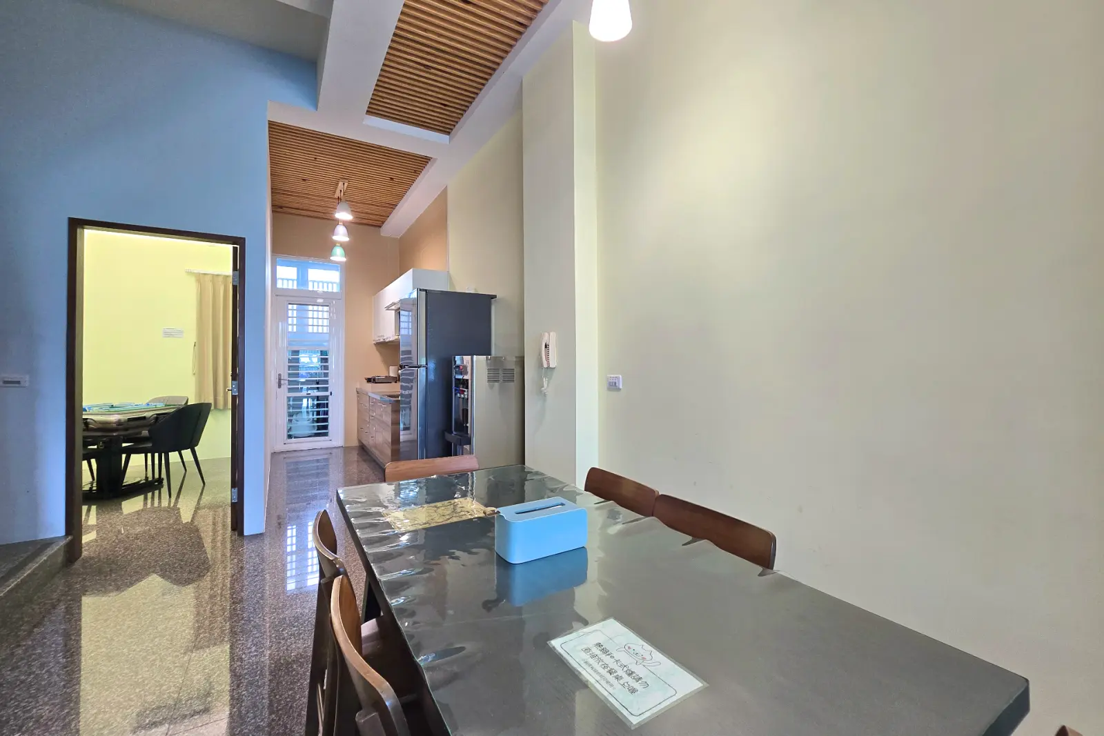 啾來玩前庭半戶外空間，烤肉桌椅與停車動線