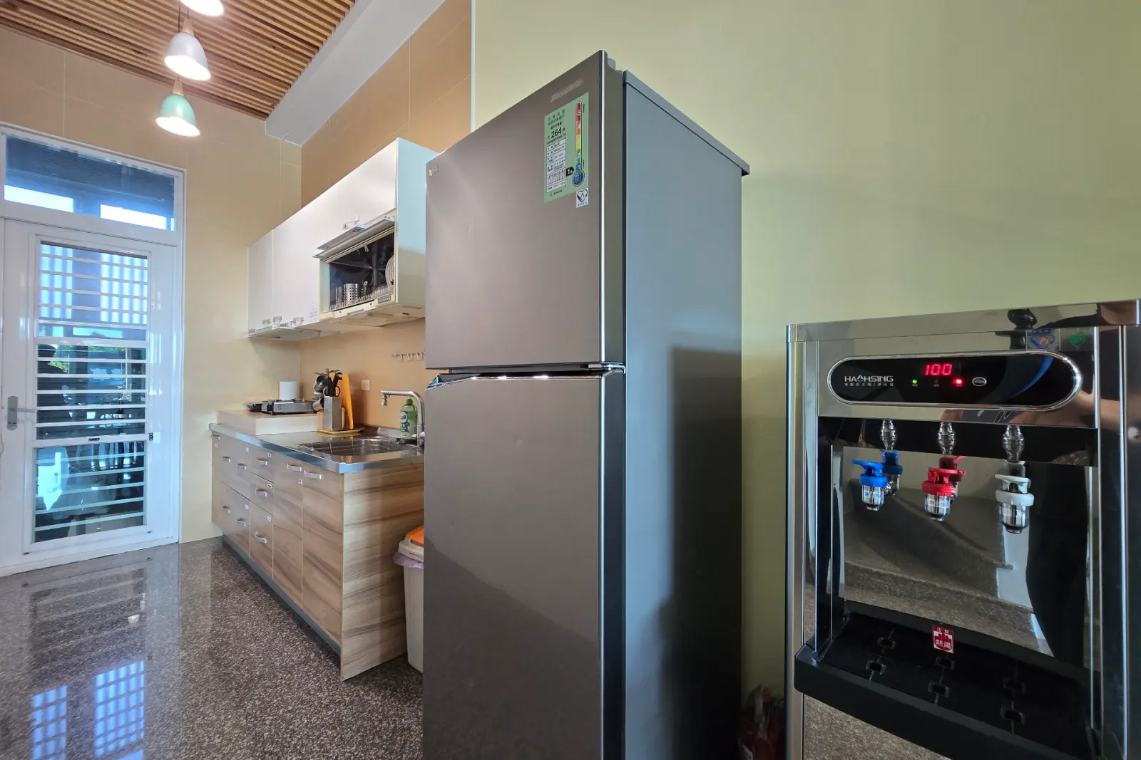 啾來玩廚房，大冰箱、流理台與冰溫熱飲水機