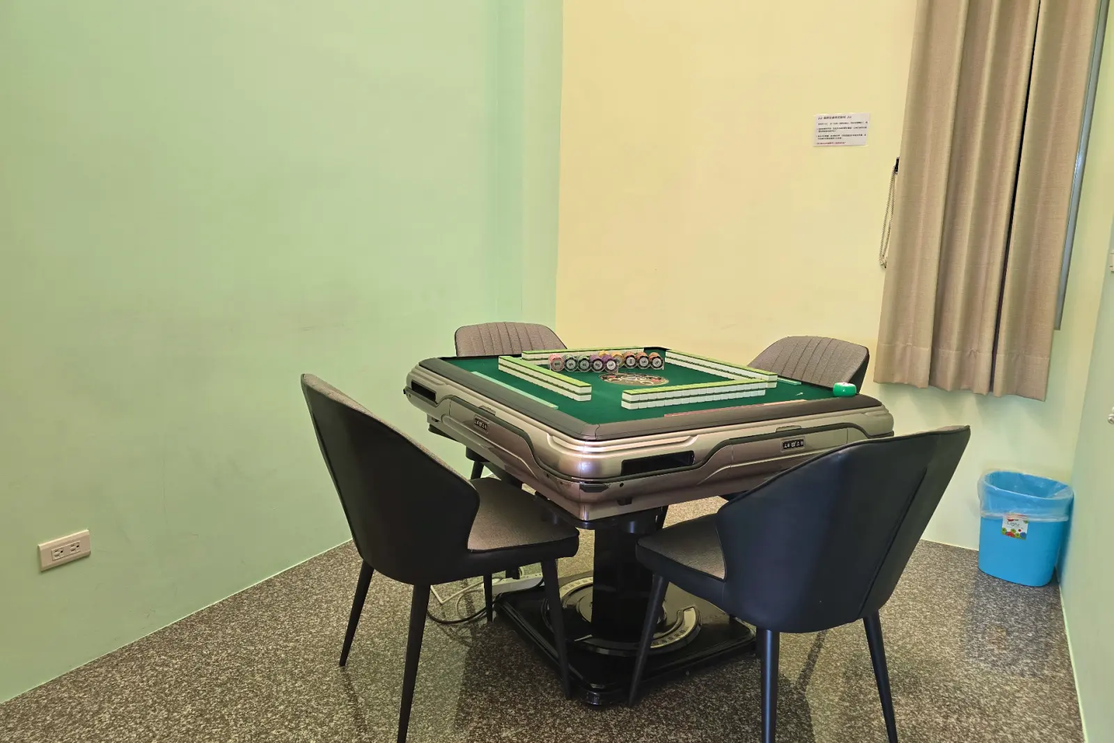 啾來玩獨立麻將室，電動麻將桌與座椅