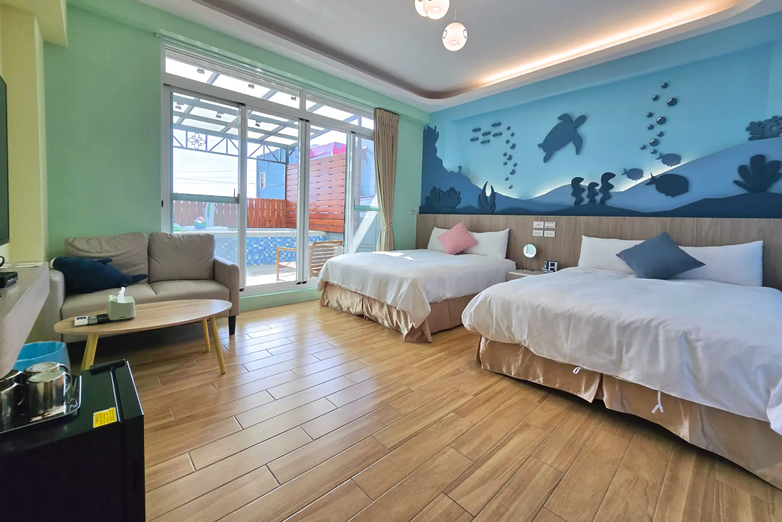 201小海龜四人房，兩張雙人床與陽台戲水池