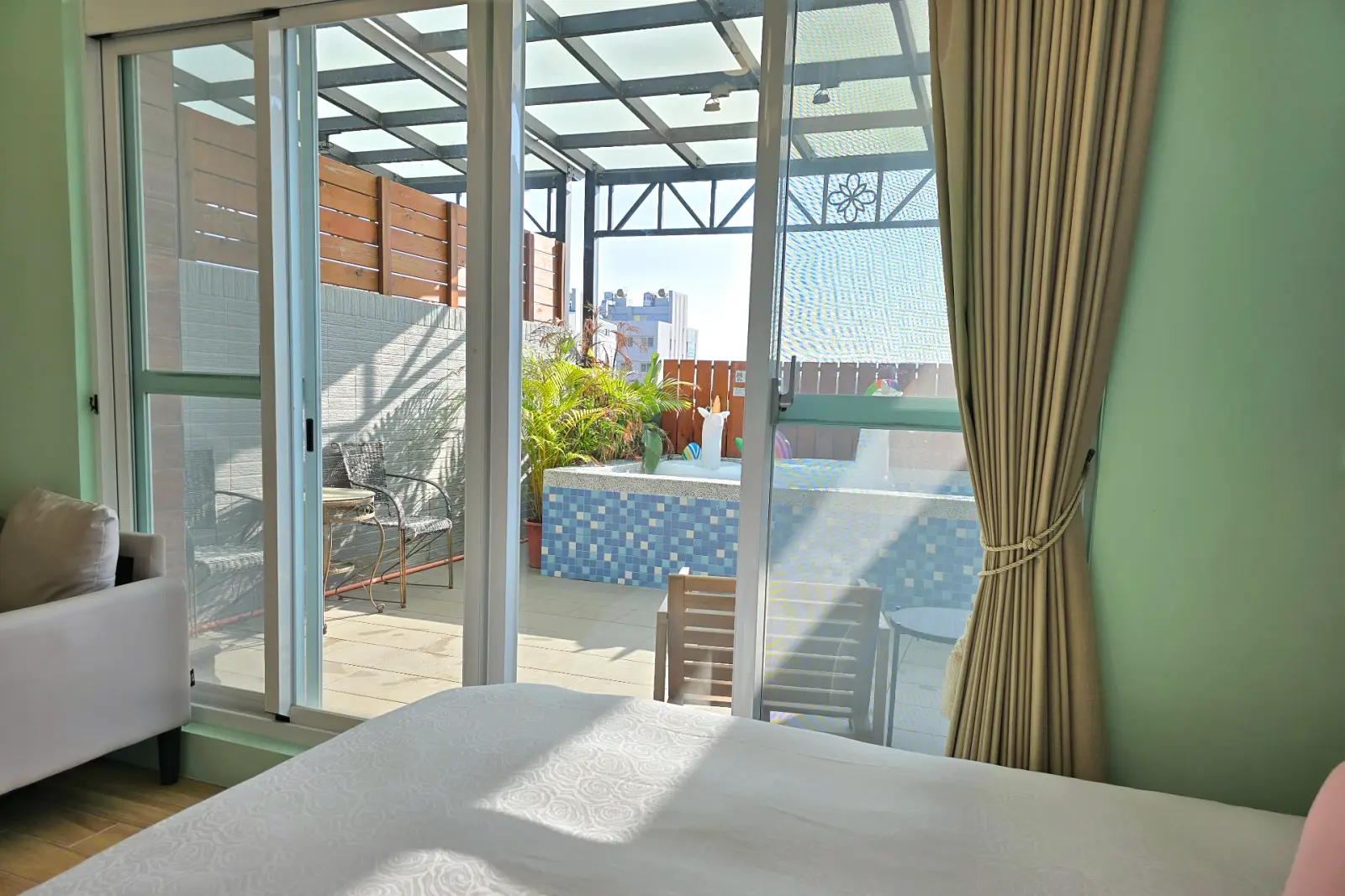 201小海龜四人房，從房內看向陽台戲水池與戶外座位