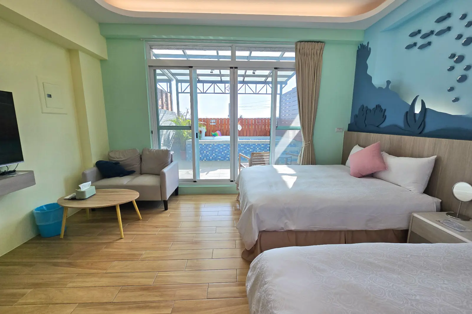 201小海龜四人房，兩張雙人床與沙發休憩區