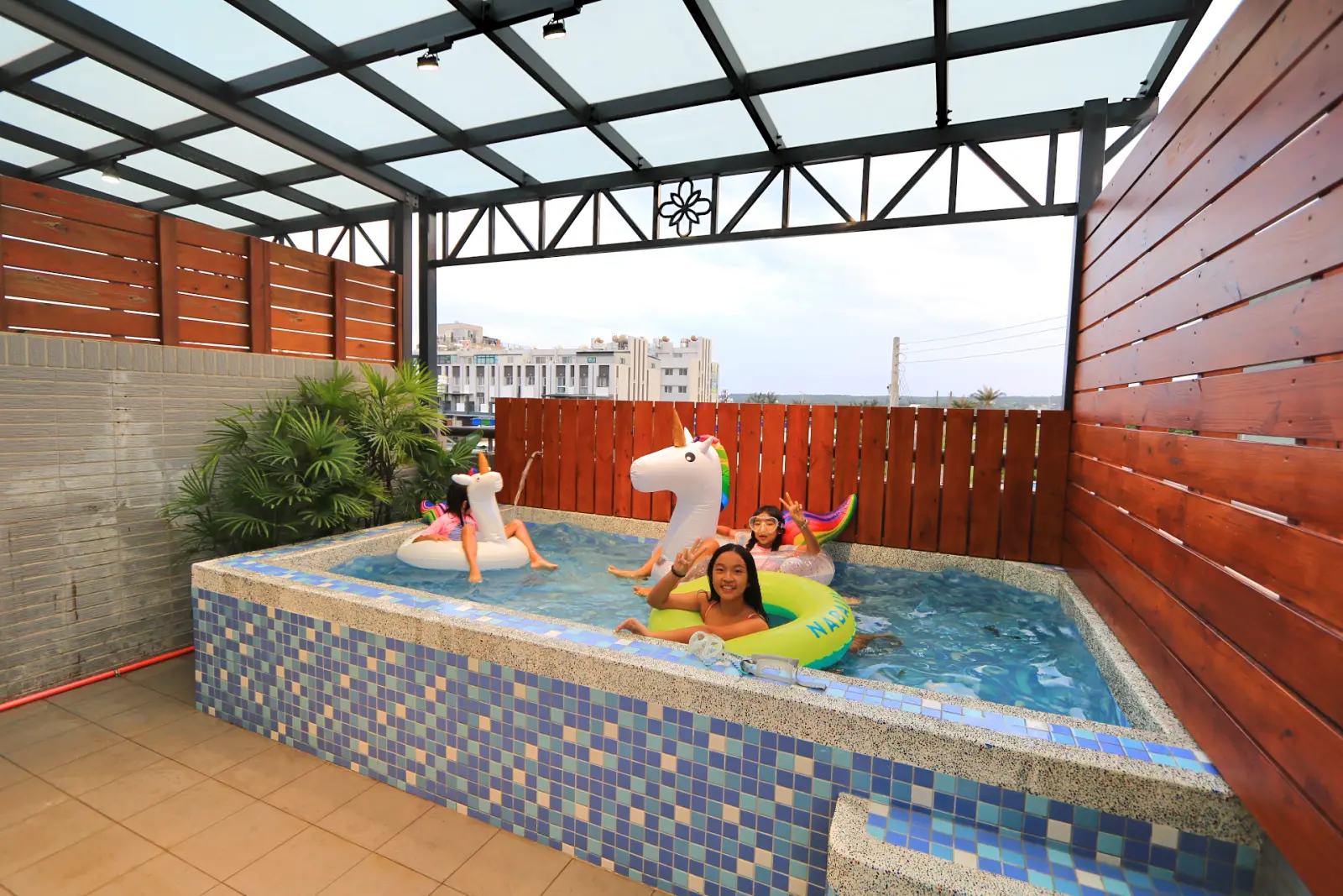 201小海龜四人房，陽台戲水池、遮雨棚與戲水玩具