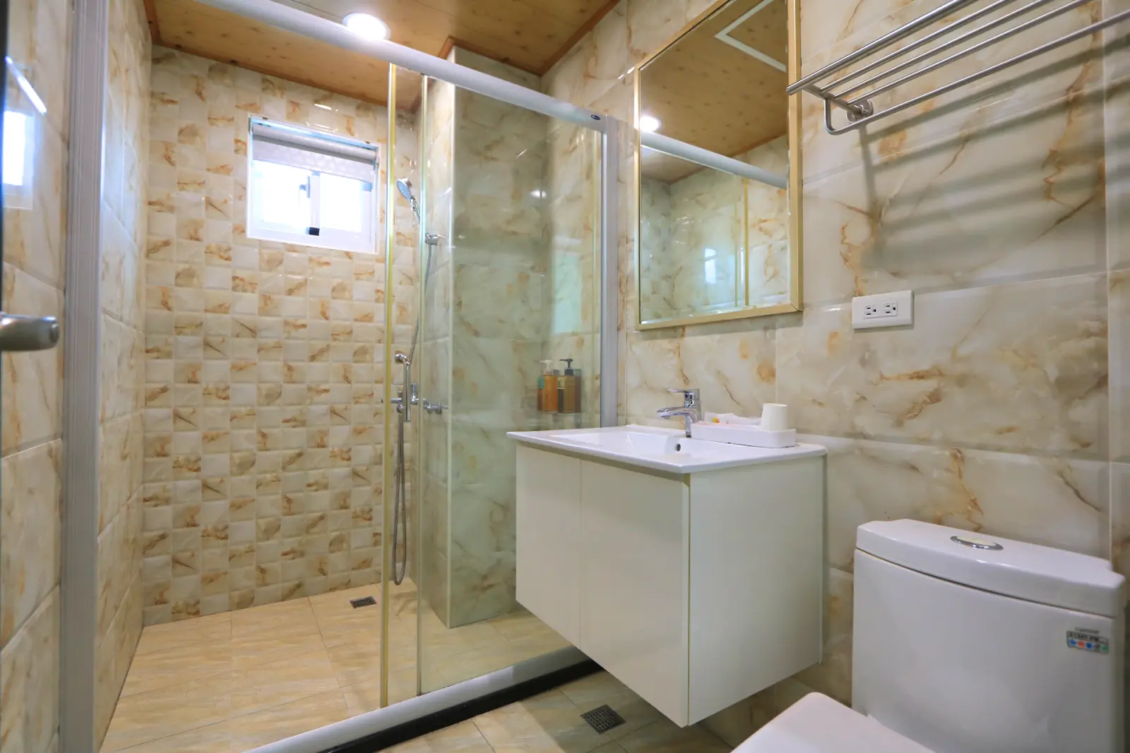 201小海龜四人房，乾濕分離衛浴