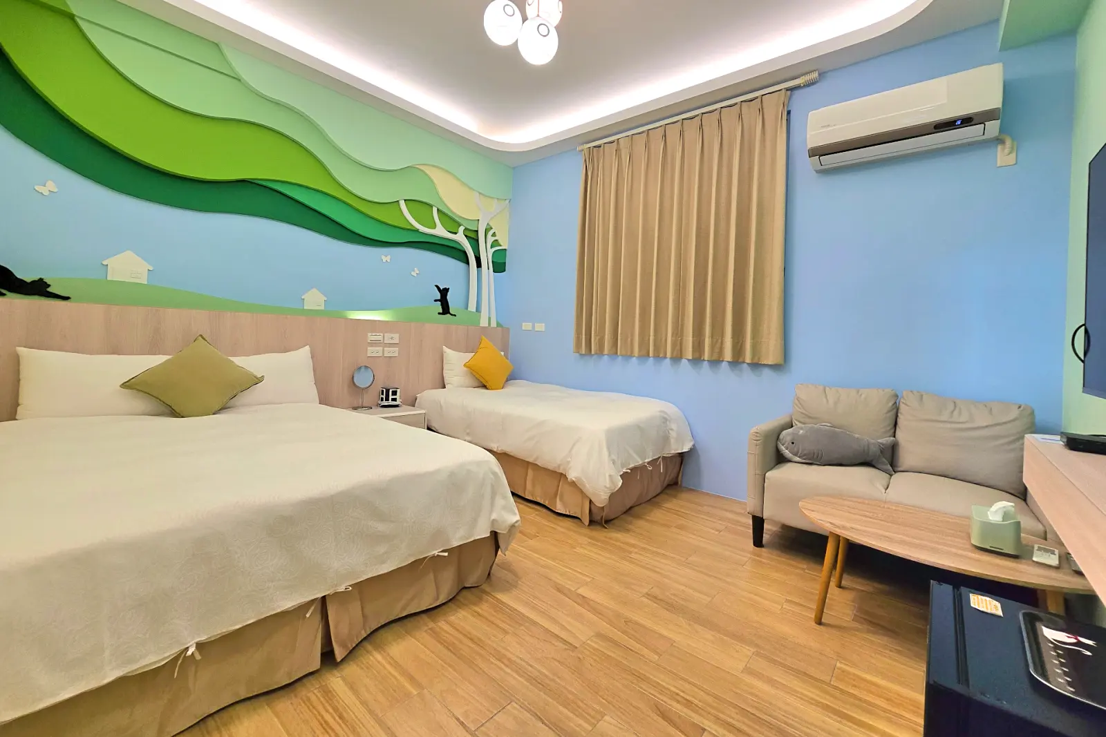 202小黑喵三人房，加大雙人床、沙發與電視