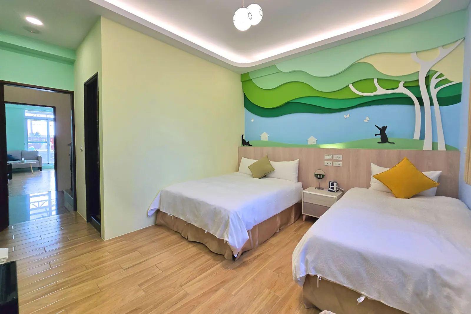 202小黑喵三人房，床鋪與房門入口