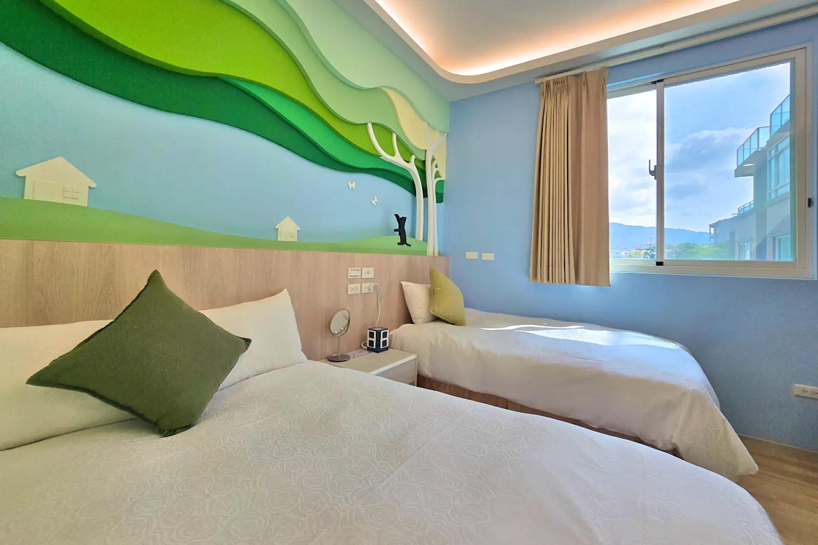 202小黑喵三人房，床鋪、窗景與壁面彩繪