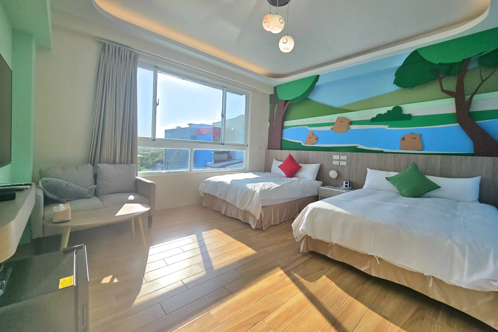 301水豚君四人房，兩張雙人床與大面窗景
