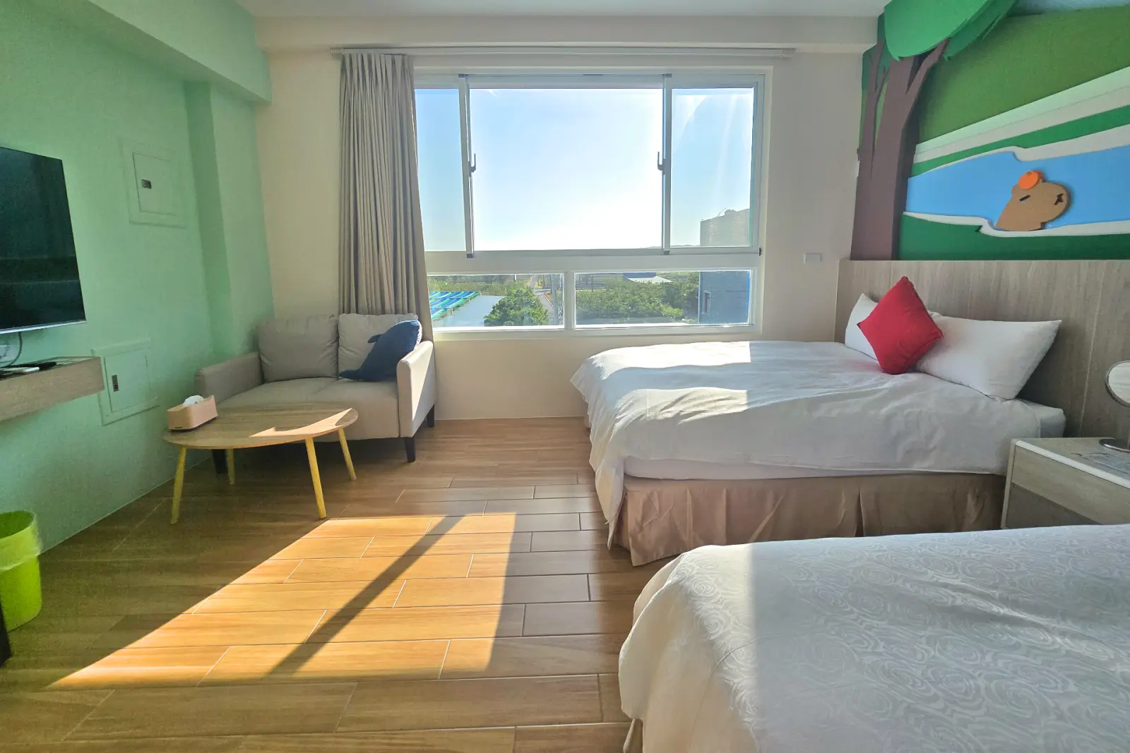 301水豚君四人房，雙床、沙發與房內空間