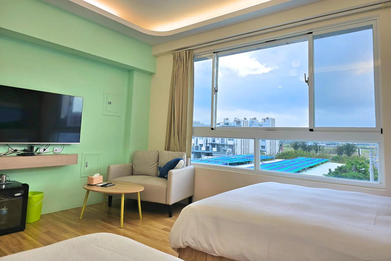 301水豚君四人房，電視牆與窗邊休憩區