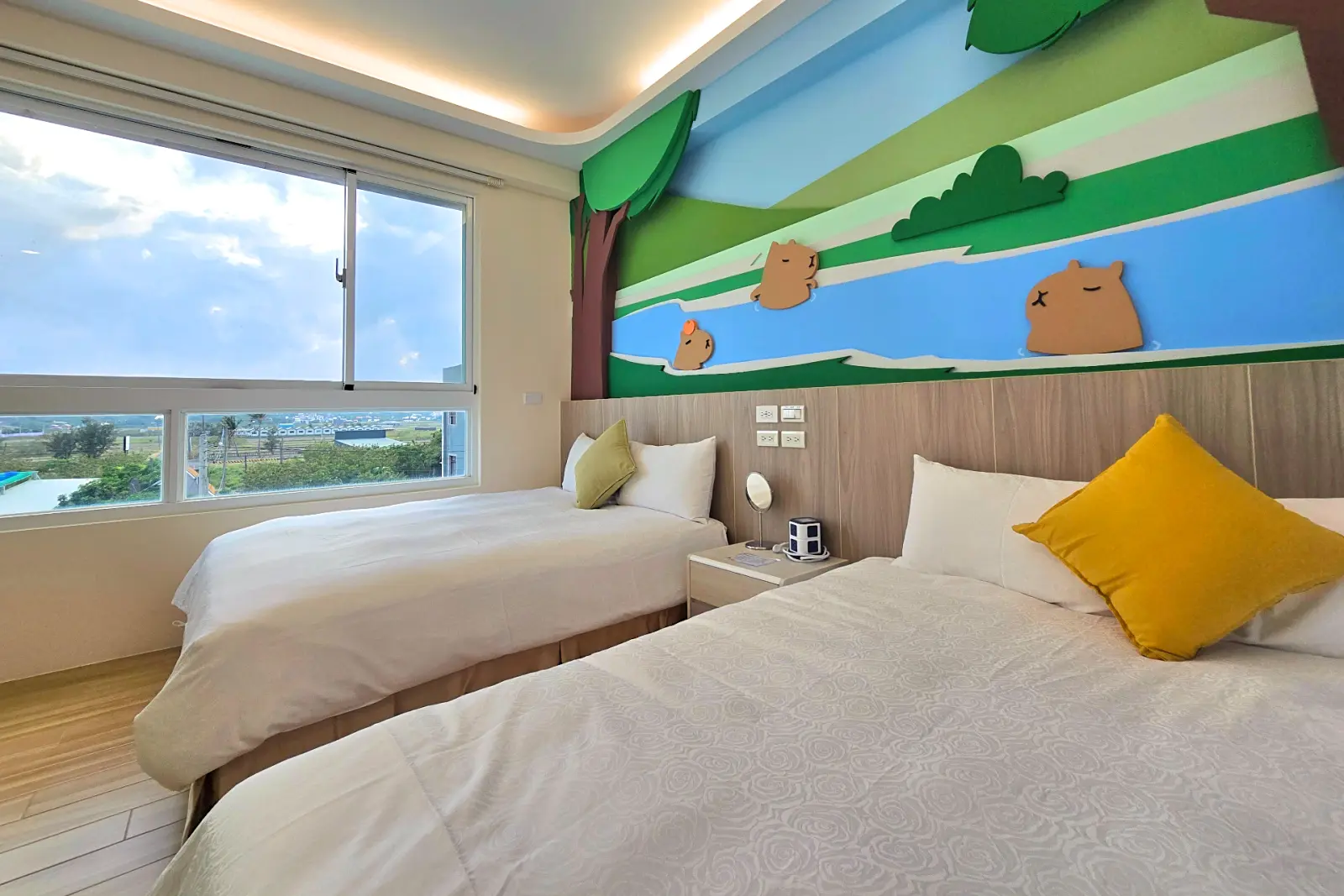 301水豚君四人房，兩張雙人床與窗景採光