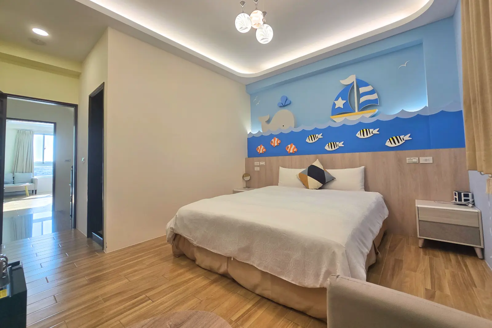 302小鯨魚雙人房，床鋪與主題牆面