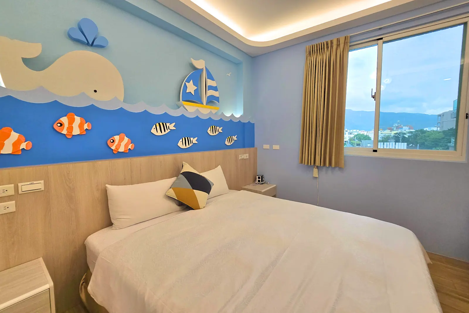 302小鯨魚雙人房，床鋪、窗景與房內空間