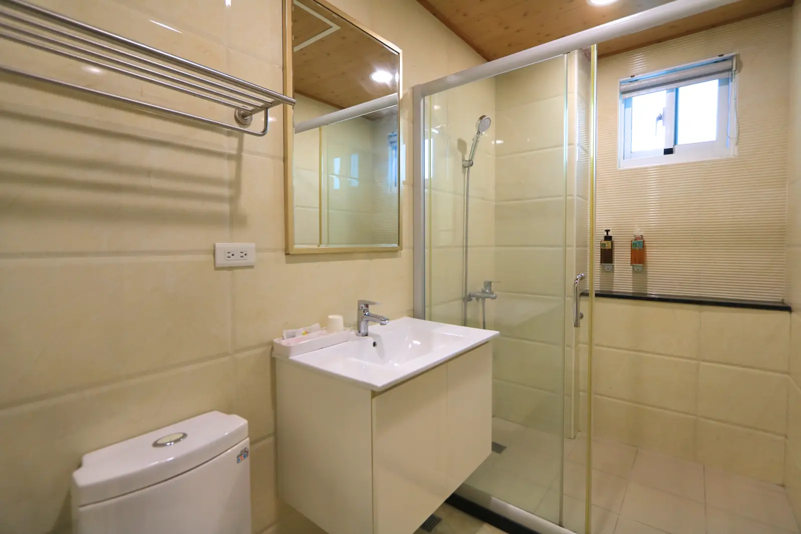 302小鯨魚雙人房，乾濕分離衛浴