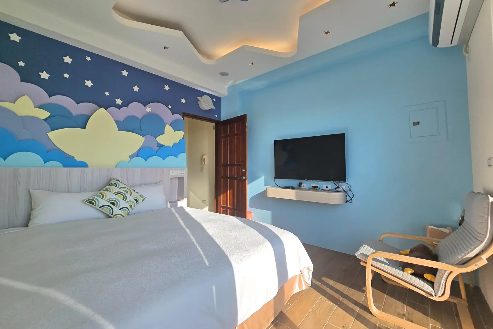 305棉棉星雙人房，床鋪、電視與主題牆面
