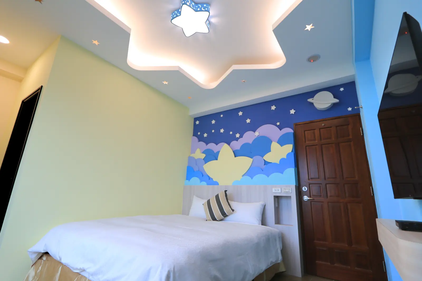 305棉棉星雙人房，床鋪與星空主題牆面