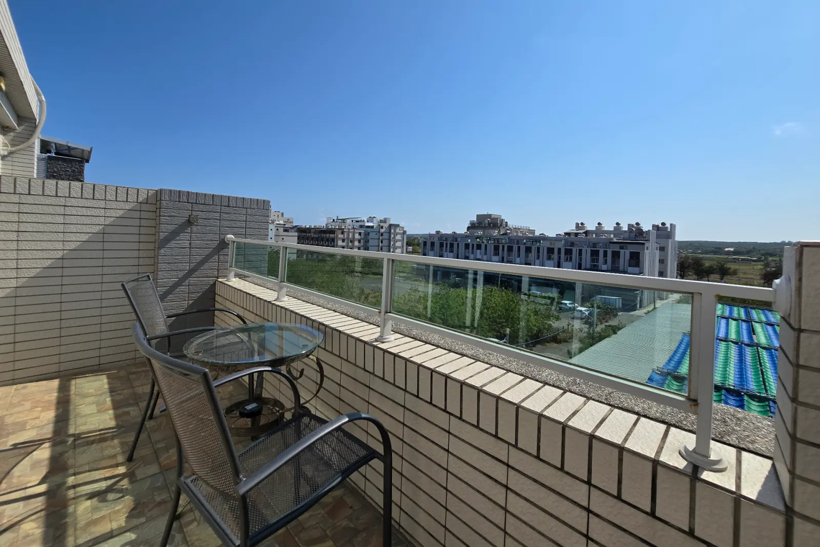 305棉棉星雙人房，陽台座位與戶外景觀